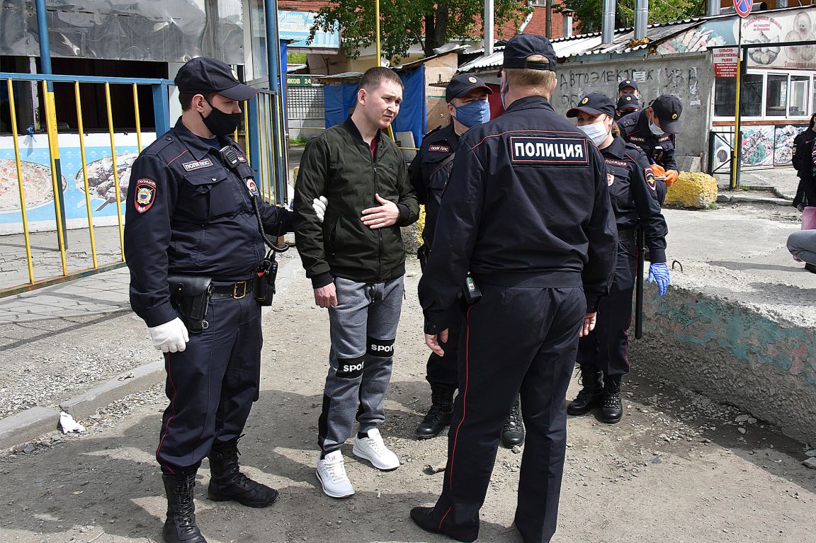 Фоторепортаж: полиция устроила рейд в самом зараженном районе Екатеринбурга  - «Уральский рабочий»